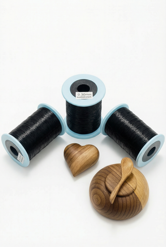 این عکسو خیلی حرفهای طراحی کن پشت زمینهاش سفید باشه بدون هیچ تغییری برام بفرست و رنگ نخ رو مشکی کن